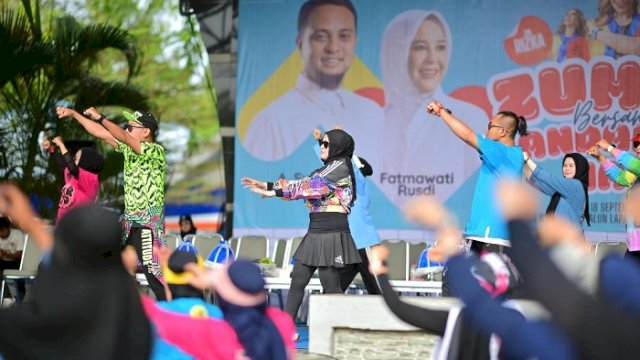 Bakal calon gubernur Sulawesi Selatan (Sulsel) Fatmawati Rusdi bersama ribuan masyarakat, mengikuti senam zumba bersama di Lapangan Andi Makkasau, Kota Parepare, Rabu (18/9/2024).
