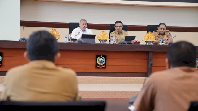 Sekertaris Daerah (Sekda) Provinsi Sulsel, Jufri Rahman, menghadiri kegiatan Monitoring dan Evaluasi Terhadap Belanja Dana Transfer Pusat di Provinsi Sulsel, yang digelar di Ruang Rapat Pimpinan Kantor Gubernur, Senin 30 September 2024.