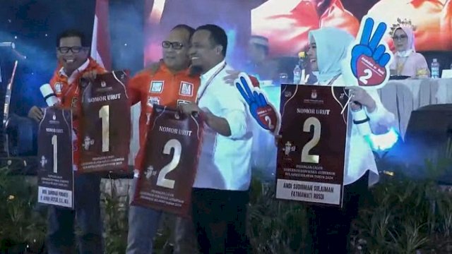 KPU Sulsel melakukan proses pengundian nomor urut untuk pasangan calon pada Pilgub Sulsel. Pasangan M Ramdhan Pomanto dan Azhar Arsyad memperoleh nomor urut 1, sedangkan Andi Sudirman Sulaiman dan Fatmawati Rusdi mendapatkan nomor urut 2.