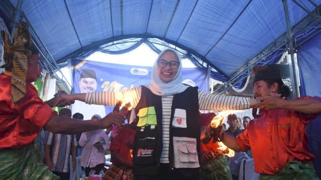 Calon Wakil Walikota Makassar Rezki Mulfiati Lutfi dikenal suka menyapa dan dekat dengan warga. ()