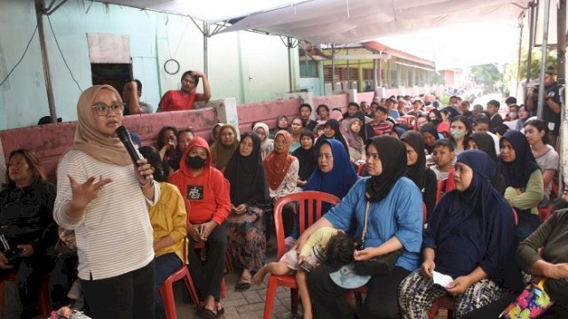 Kandidat calon Wakil Walikota Makassar, Rezki Mulfiati Lutfi, saat menyapa warga Makassar.