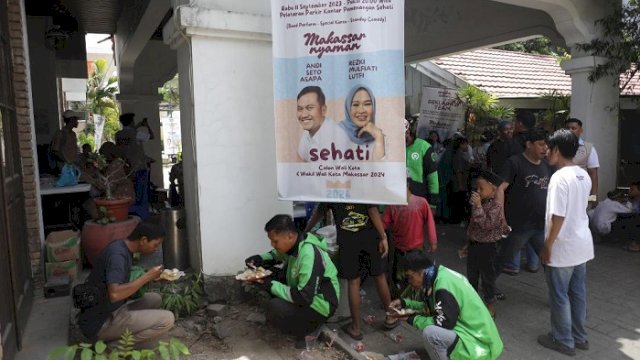 Tim Muda Sehati membagikan makanan siang gratis kepada pengguna jalan yang melintas di Posko Induk Pemenangan Sehati, Jl AP Pettarani, pada hari Jum'at berkah.