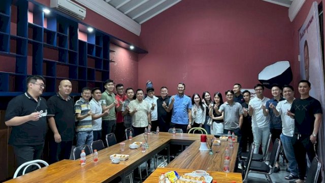 Puluhan pengusaha muda Tionghoa bertemu dengan calon Walikota Makassar Andi Seto Gadhista Asapa di Posko Pemenangan Sehati, Jalan AP Pettarani, pada Jumat (27/9/2024) malam. Mereka memberikan dukungan.