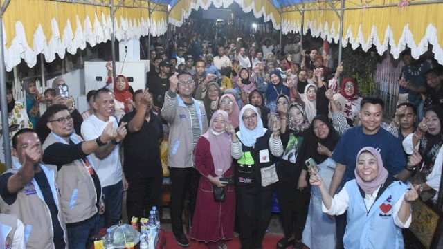 Pasangan Andi Seto Asapa-Rezki Mulfiati Lutfi (Seto-Kiki) didampingi politisi Partai Gerindra Nunung Dasniar hadir di Kelurahan Paccerakkang, Kecamatan Tamalanrea, Sabtu (7/9/2024) malam. ()