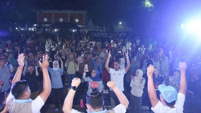 Ribuan anak muda berkumpul di Posko Pemenangan Sehati, Jalan AP Pettarani, Rabu (11/9/2024) malam, mendeklarasikan diri mendukung pasangan Seto-Rezki di Pilwalkot Makassar.