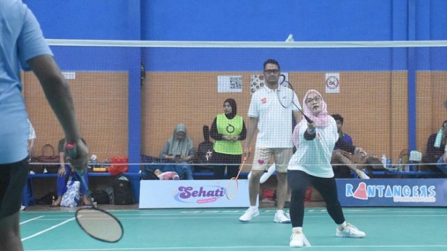 Pasangan bakal calon walikota dan wakil walikota Makassar Andi Seto Asapa-Rezki Mulfiati Lutfi bermain bulutangkis.