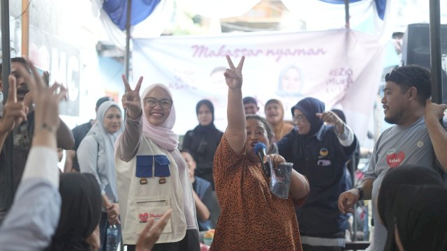 Calon Wakil Wali Kota Makassar nomor urut 2, Rezki Mulfiati Lutfi sambangi warga pasar Butung, Jumat (4/10/2024).