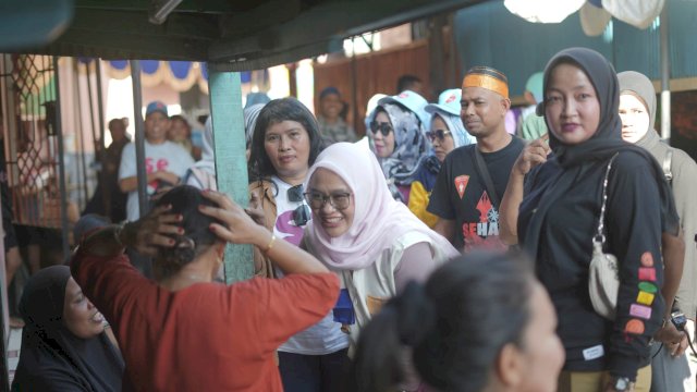 Calon Wakil Wali Kota Makassar nomor urut 2, Rezki Mulfiati Lutfi menyapa warga Kecamatan Wajo, Jumat (4/10/2024).