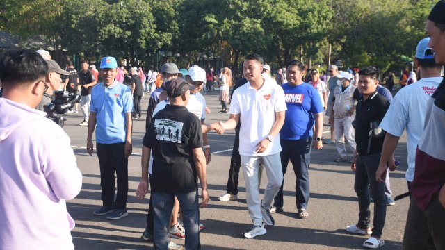 Calon Wali Kota Makassar, Andi Seto Asapa sapa warga di Car Free Day Al Markaz, Minggu (6/10/2024).