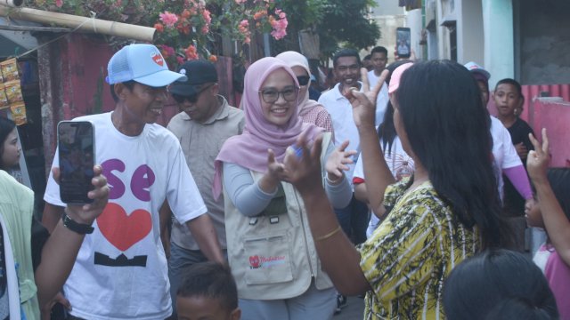 Wakil Wali Kota Makassar nomor urut 2, Rezki Mulfiati Lutfi menyapa warga Rappocini, Rabu (9/10/2024).