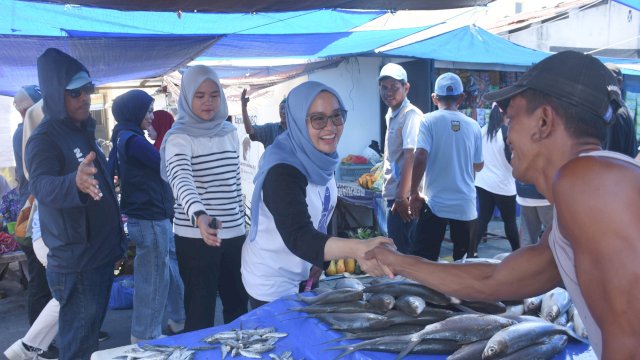 Calon Wakil Wali Kota Makassar nomor urut 2, Rezki Mulfiati Lutfi blusukan ke pasar Maricaya, Sabtu (12/10/2024).