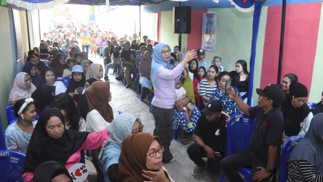 Calon Wakil Wali Kota Makassar nomor urut 2, Rezki Mulfiati Lutfi menyapa warga Rappocini, Sabtu (12/10/2024).