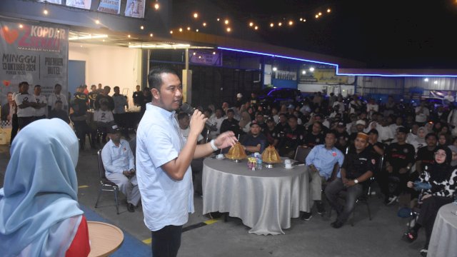 Pasangan calon Wali Kota dan Wakil Wali Kota Makassar Nomor urut 2, Andi Seto Asapa-Rezki Mulfiati Lutfi memberikan sambutan saat deklarasi dukungan Resimen 02 SEHATI, Jl Perintis Kemerdekaan, Minggu (13/10/2024).