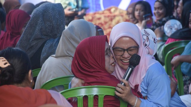 Calon Wakil Wali Kota Makassar nomor urut 2, Rezki Mulfiati Lutfi menyapa emak-emak di Kecamatan Tallo, Senin (14/10/2024).