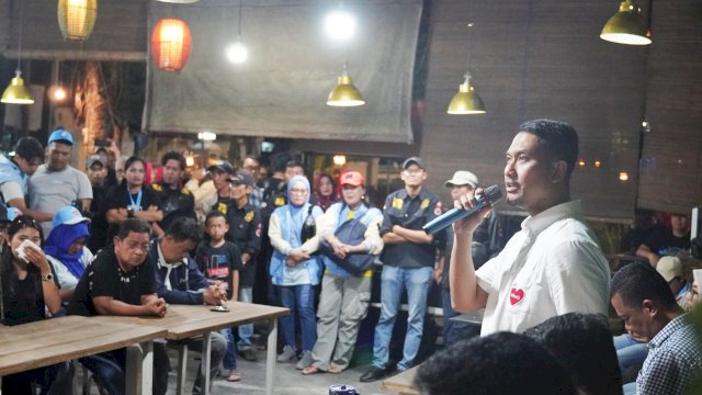 Calon Wali Kota Makassar nomor urut 2, Andi Seto Asapa menghadiri undangan Komunitas Warung Nusantara, di Kafe Studio, Jalan Pajonga Dg Ngalle, Selasa (22/10/2024) 