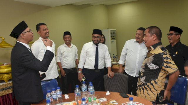Calon Wali Kota Makassar nomor urut 2, Andi Seto Asapa bercengkrama bersama legislator DPRD Makassar, Kamis (24/10/2024).