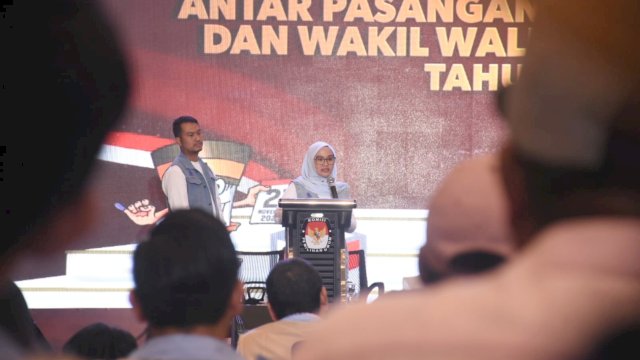 Calon Wakil Wali Kota Makassar nomor urut 2, Rezki Mulfiati Lutfi jawab pertanyaan saat debat kandidat, di Hotel Dalton, Sabtu (26/10/2024).