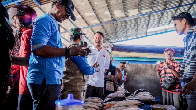Calon Wali Kota Makassar nomor urut 2, Andi Seto Asapa dengar keluhan pedagang di Pasar Paotere, Minggu (27/10/2024).
