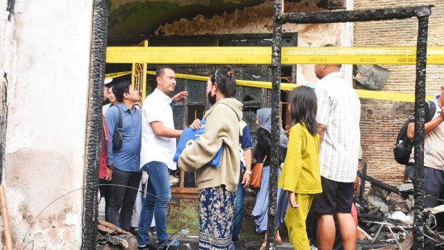Calon Wali Kota Makassar nomor urut 2, Andi Seto Asapa turun langsung salurkan bantuan kepada korban kebakaran di RW 5 RT 3, Kelurahan Gaddong, Kecamatan Makassar, Senin (28/10/2024).