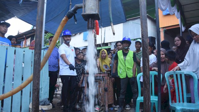 Calon Wali Kota Makassar nomor urut 2, Andi Seto Asapa meresmikan pengeboran sumur bor pertama untuk warga, Jl Galangan Kapal, Kelurahan Kaluku Bodoa, Kecamatan Tallo, Rabu (30/10/2024).