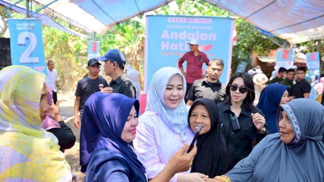 Calon Wakil Gubernur Sulsel Fatmawati Rusdi saat mengunjungi Bontonompo, Gowa, Sabtu (19/10/2024).