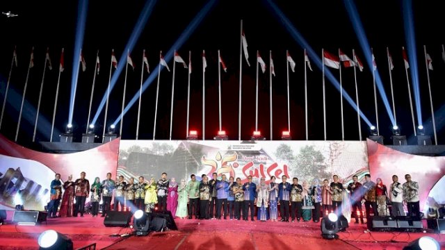 Pj Gubernur Ajak Stakeholder Pesan Baju dari Para Desainer Sulsel