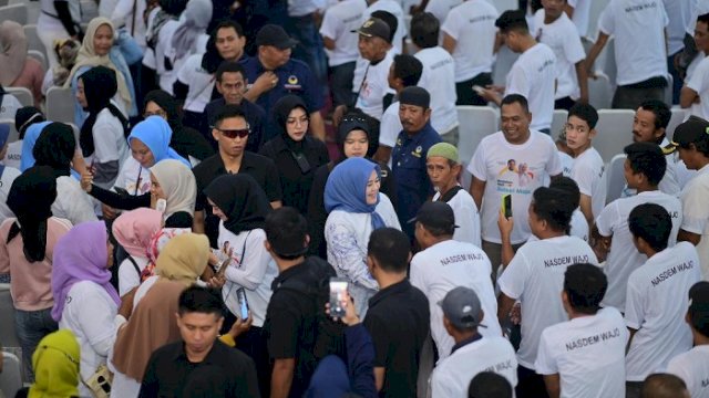 Calon wakil gubernur Fatmawati Rusdi mendapat sambutan hangat ribuan masyarakat yang memadati Jalan Bau Baharuddin, Kecamatan Tempe, Kabupaten Wajo, Sabtu (5/10/2024).