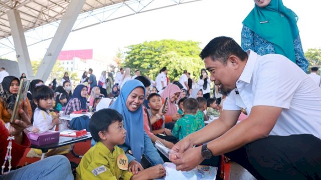 Pjs Walikota Makassar Andi Arwin Azis saat menghadiri acara Gerakan Makan Telur dan Lomba Mewarnai Dalam Rangka HUT Sulsel ke-355 di Lapangan Karebosi, Rabu (9/10/2024).