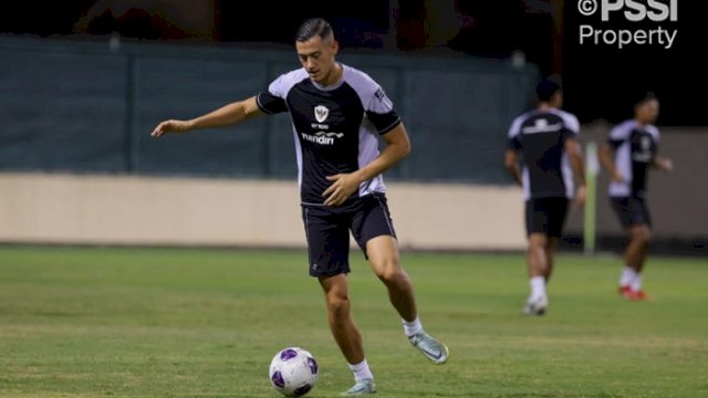 Pemain Timnas Indonesia Jay Idzes bersama rekan-rekannya fokus menggelar latihan menjelang menghadapi Bahrain. (PSSI)