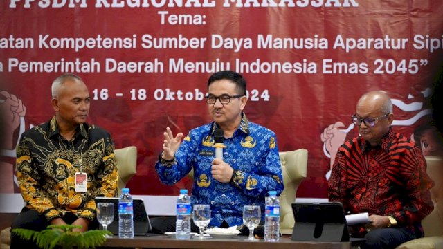 Sekda Sulsel Jufri Rahman saat menjadi Narasumber Penguatan Sistem Kepegawaian Berbasis Kompetensi dan Talentpool ASN untuk Mewujudkan Pemerintahan Daerah yang Inovatif Menuju Indonesia Emas 2045, yang dilaksanakan di Hotel Arthama, Makassar, Kamis, 17 Oktober 2024.