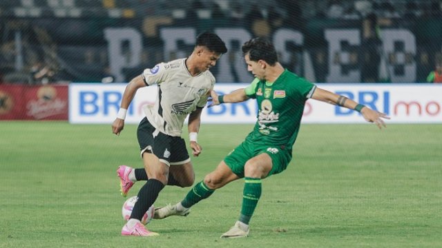 PSM Makassar bermain imbang 1-1 saat dijamu Persebaya Surabaya di Stadion Gelora Bung Tomo (GBT) Surabaya, Rabu (23/10). (@PSM_Makassar)