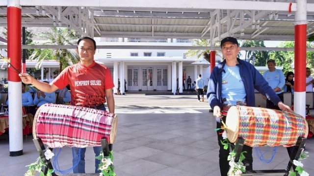 Pj Gubernur Sulsel, Prof Zudan Arif Fakrulloh, membuka Pertandingan Olahraga yang digelar dalam rangka memperingati Hari Ulang Tahun (HUT) Sulsel ke-355, di Lapangan Upacara Rumah Jabatan Gubernur, Rabu (9/10/2024).