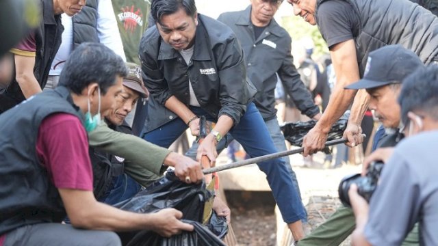 Pj Sekretaris Daerah Kota Makassar, Firman Hamid Pagarra, memimpin Sabtu Bersih di sekitar TPA Tamangapa dan Jl. AMD. Borong Jambu, Kecamatan Manggala, pada Sabtu pagi (5/10/2024).