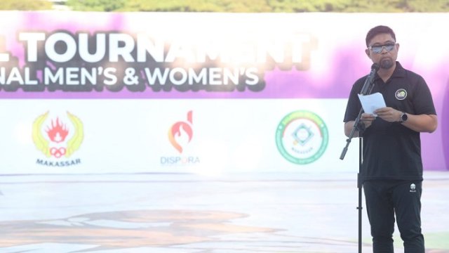 Pjs Walikota Makassar, Andi Arwin Azis membuka Makassar Open 2024 International Men&rsquo;s and Women&rsquo;s Softball Tournament, yang diikuti 17 tim dari 11 negara.