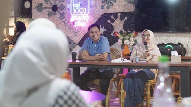 Calon Wakil Walikota Makassar Rezki Mulfiati Lutfi saat bersilaturahmi dengan puluhan ibu-ibu koordinator lintas kelurahan di Kedai 1001, Jalan Rusa, Kelurahan Maricaya, Makassar, pada Selasa (29/10/2024).