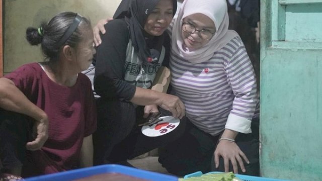 Calon Wakil Walikota Makassar nomor urut 2, Rezki Mulfiati Lutfi, menyambangi Ibu Mina, seorang pengusaha kue tradisional di Jl Mallengkeri II, Kelurahan Mangasa, Kecamatan Tamalate.