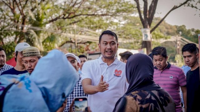 Pasangan calon Walikota dan Wakil Walikota Makassar, Andi Seto Asapa-Rezki Mulfiati Lutfi menemui warga di Kecamatan Biringkanaya, Sabtu (5/10/2024). Sedikitnya, 14 titik yang dikunjungi di Biringkanaya oleh pasangan yang dikenal dengan SEHATI ini.