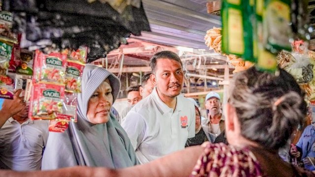 Calon Walikota Makassar, Andi Seto Gadhista Asapa melakukan blusukan ke Pasar Parangtambung, Senin (7/10/2024).