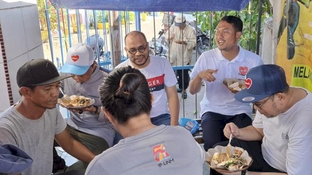 Calon Walikota Makassar Andi Seto Gadhista Asapa menikmati sepiring gado-gado di Jl. Bonto dg Irate, Kelurahan Bontomakkio, sambil berdiskusi mengenai fenomena politik terkini.
