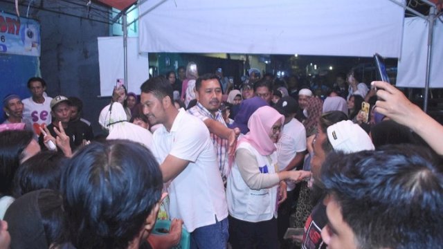 Andi Seto Asapa dan Rezki Mulfiati Lutfi dalam kampanye tatap muka yang digelar di Rusun Jl Rajawali, Kelurahan Panambungan, Kecamatan Mariso, Kamis (10/10/2024) malam.