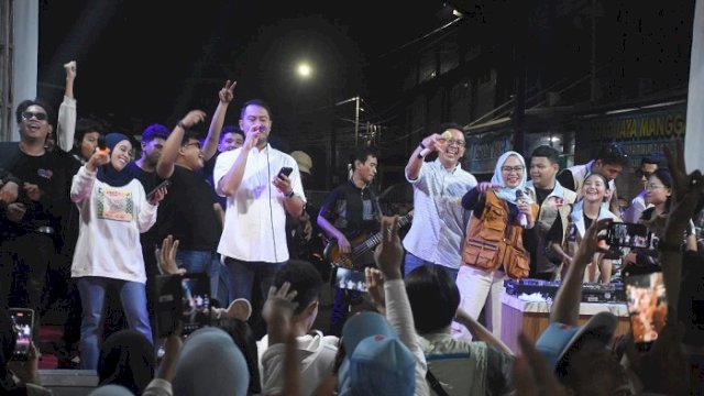pasangan calon Wali Kota dan Wakil Wali Kota Makassar, Andi Seto Asapa-Rezki Mulfiati Lutfi menghadiri deklarasi relawan Riang Gembira Sehati atau District 02 yang digelar di kawasan Jalan Anggrek Raya, Kecamatan Panakkukang, Senin (28/10/2024) malam.
