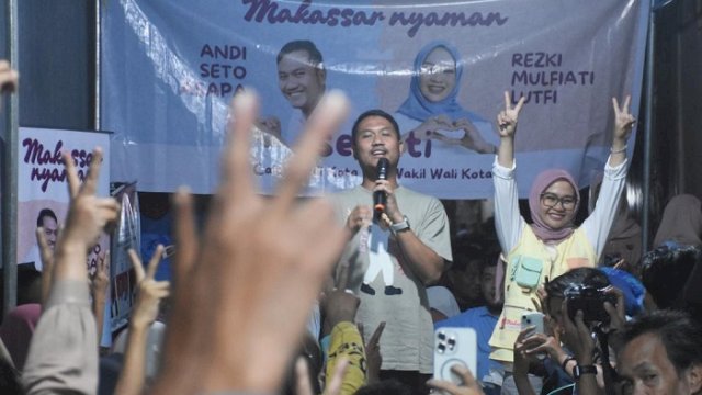 Pasangan calon Walikota dan Wakil Walikota Makassar, Andi Seto Asapa dan Rezki Mulfiati Lutfi (Seto-Rezki), saat silaturahmi dengan warga di lorong Jalan Tidung V, Kelurahan Tidung, Kecamatan Rappocini, Rabu (9/10/2024) malam.