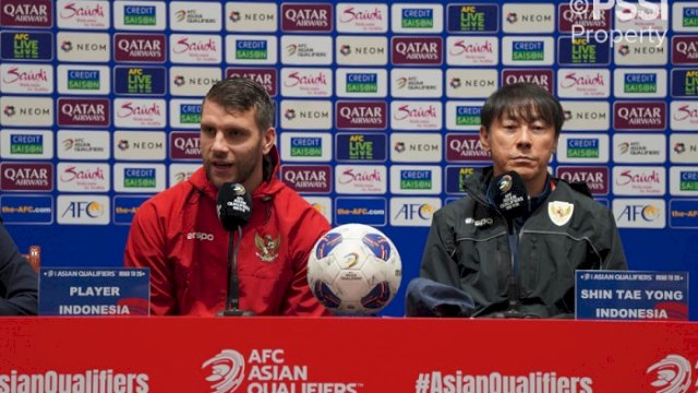 Pelatih Timnas Indonesia Shin Tae-yong dan penjaga gawang Maarten Paes. (PSSI)