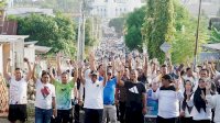 Andi Sudirman Ikut Jalan Sehat di Soppeng, Warga Minta Foto Bareng
