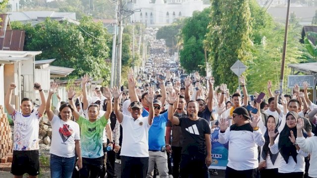 Andi Sudirman Ikut Jalan Sehat di Soppeng, Warga Minta Foto Bareng