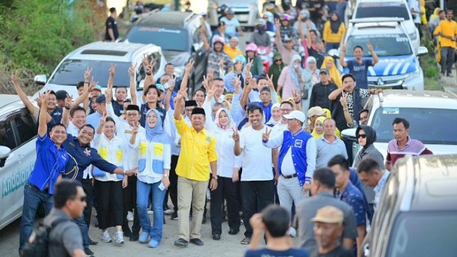 Calon wakil gubernur Sulsel Fatmawati Rusdi mendapat sambutan masyarakat di Soppeng, Minggu (6/10/2024).