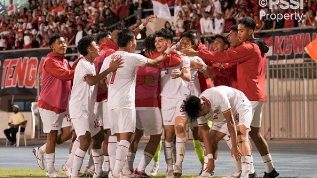 Mathew Baker dan rekan-rekan Timnas Indonesia U-17 merayakan gol ke gawang Kuwait. (PSSI)