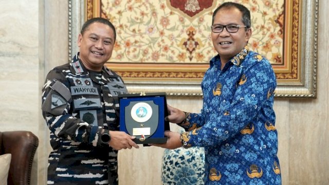 Walikota Makassar Moh Ramdhan Pomanto menerima kunjungan dari Danlantamal VI Makassar, Brigjen TNI (Mar) Wahyudi, Jumat (29/11/2024).