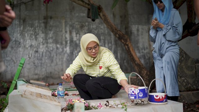 Rezki Mulfiati Lutfi ziarah kubur ke makam ibundanya, Senin (25/11/2024)
