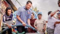 Andi Seto Bagi-Bagi Air Bersih di Tallo, Emak-Emak Sorak &lsquo;Oke Gas’